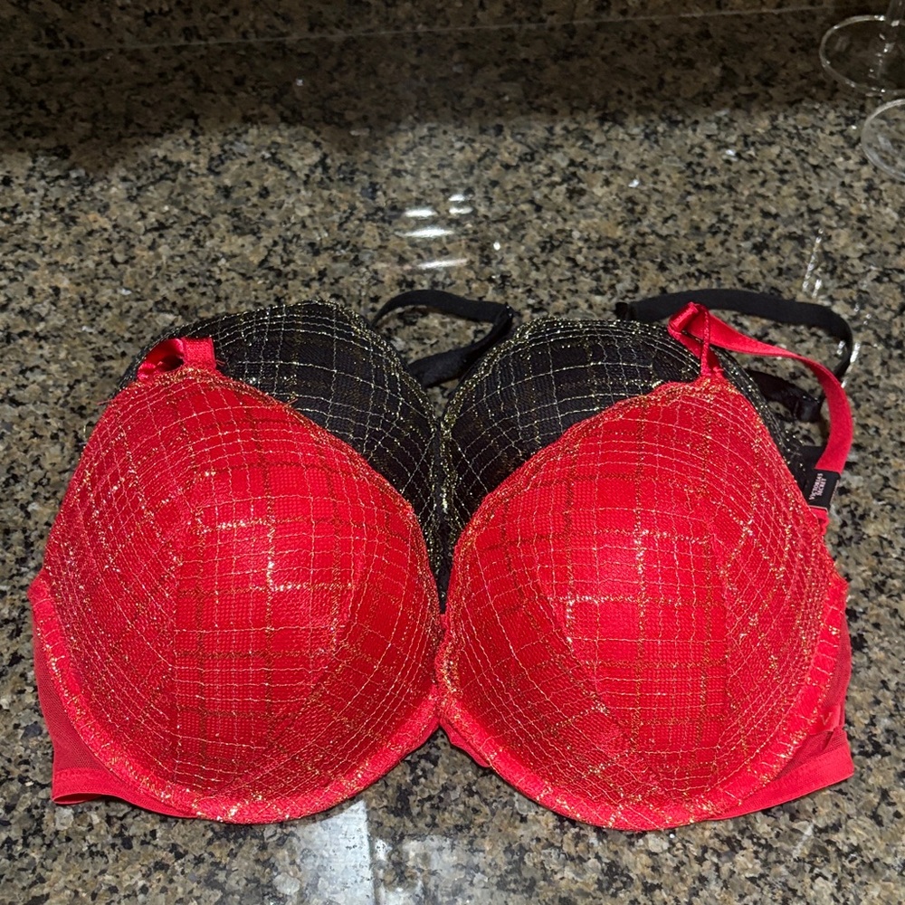 Victoria's Secret light lined push up bra NWT/set of 2